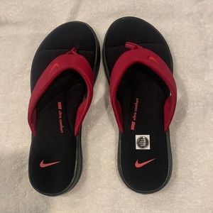 Like new Nike flip flops pink and black